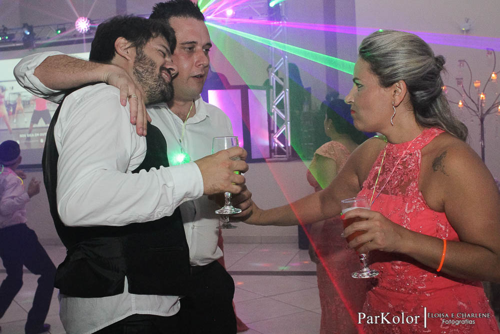 Parkolor fotografias
Gravataí, Glorinha, Santo Antônio
casamento, evento, vestido de noiva rodado com renda,salão de beleza, dança dos noivos, buque de flores, igreja, decoração, família, padrinhos, madrinhas, ternos, vestidos, filmagem, drone, foto