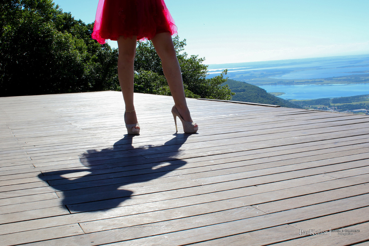 Parkolor fotografias
Gravataí, Glorinha, Santo Antônio
15 anos, ensaio externo, morro da morrucia, vestido vermelho, look com short, make, filmagem, drone, foto