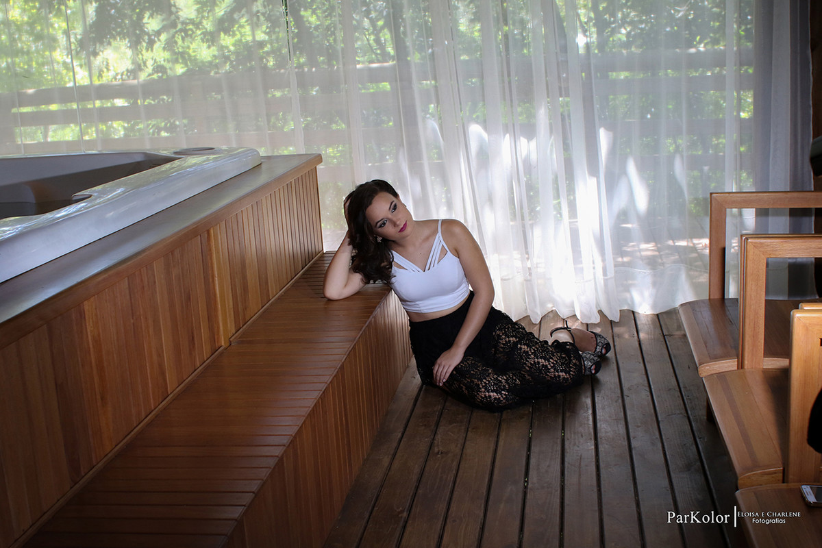 Parkolor fotografias
Gravataí, Glorinha, Santo Antônio
15 anos, ensaio externo, morro da morrucia, vestido vermelho, look com short, saia de renda com crooped branco, make, filmagem, drone, foto
