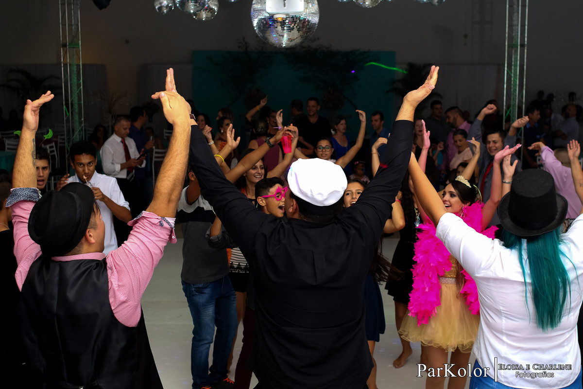 Parkolor fotografias
Gravataí, Glorinha, Santo Antônio
15 anos,festa de 15 anos, decoração,
vestidos rosa rodado com renda e pedras brilhosas,salão de beleza, família completa, dj, pista de dança, homenagem, ternos, vestidos, filmagem, drone, foto