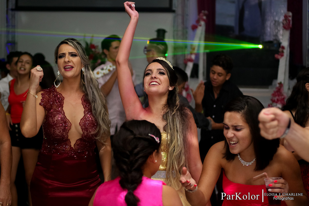 Parkolor fotografias
Gravataí, Glorinha, Santo Antônio
15 anos,festa de 15 anos, decoração,
vestidos rosa rodado com renda e pedras brilhosas,salão de beleza, família completa, dj, pista de dança, homenagem, ternos, vestidos, filmagem, drone, foto