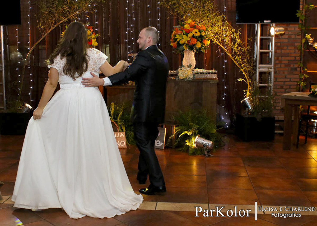Parkolor fotografias
Gravataí, Glorinha, Santo Antônio
casamento, evento, vestido de noiva rodado, beijo na barriga, dança dos noivos, decoração, família completa, mãe,pai, padrinhos, madrinha, irmã, ternos, vestidos, filmagem, drone, foto