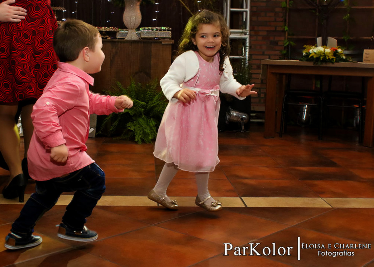 Parkolor fotografias
Gravataí, Glorinha, Santo Antônio
casamento, evento, vestido de noiva rodado, beijo na barriga, dança dos noivos, decoração, família completa, mãe,pai, padrinhos, madrinha, irmã, ternos, vestidos, filmagem, drone, foto