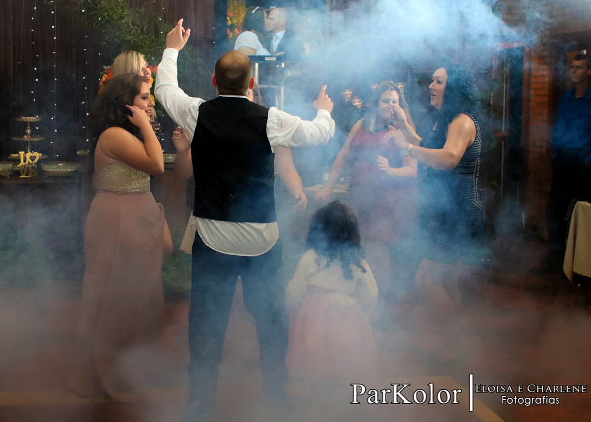 Parkolor fotografias
Gravataí, Glorinha, Santo Antônio
casamento, evento, vestido de noiva rodado, beijo na barriga, dança dos noivos, buque de flores,decoração, família completa, padrinhos, madrinha, irmã, ternos, vestidos, filmagem, drone, foto