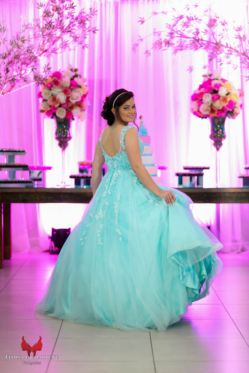 Parkolor fotografias
Gravataí, Glorinha, Santo Antônio
evento 15 anos, ensaio externo, vestido azul com renda e rosa família completa, netos, ternos, vestidos, filmagem, drone, foto