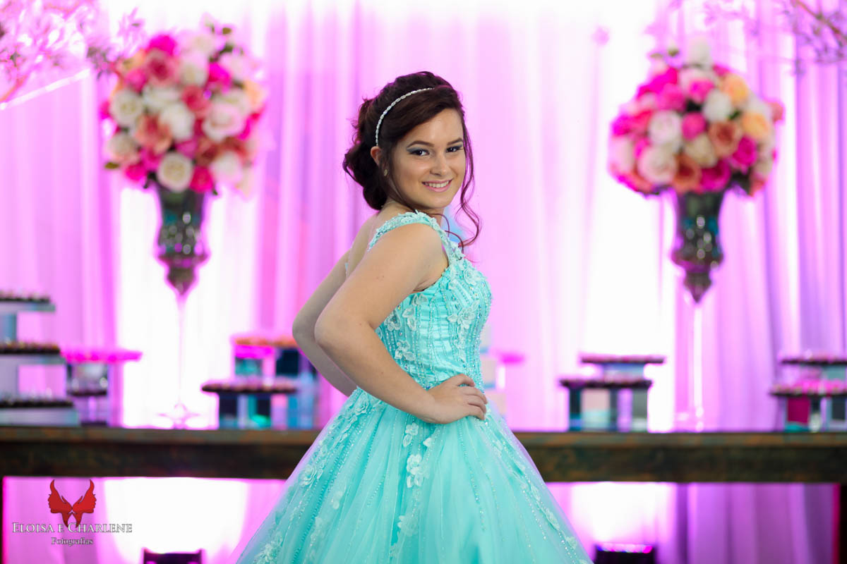 Parkolor fotografias
Gravataí, Glorinha, Santo Antônio
evento 15 anos, ensaio externo, vestido azul com renda e rosa família completa, netos, ternos, vestidos, filmagem, drone, foto