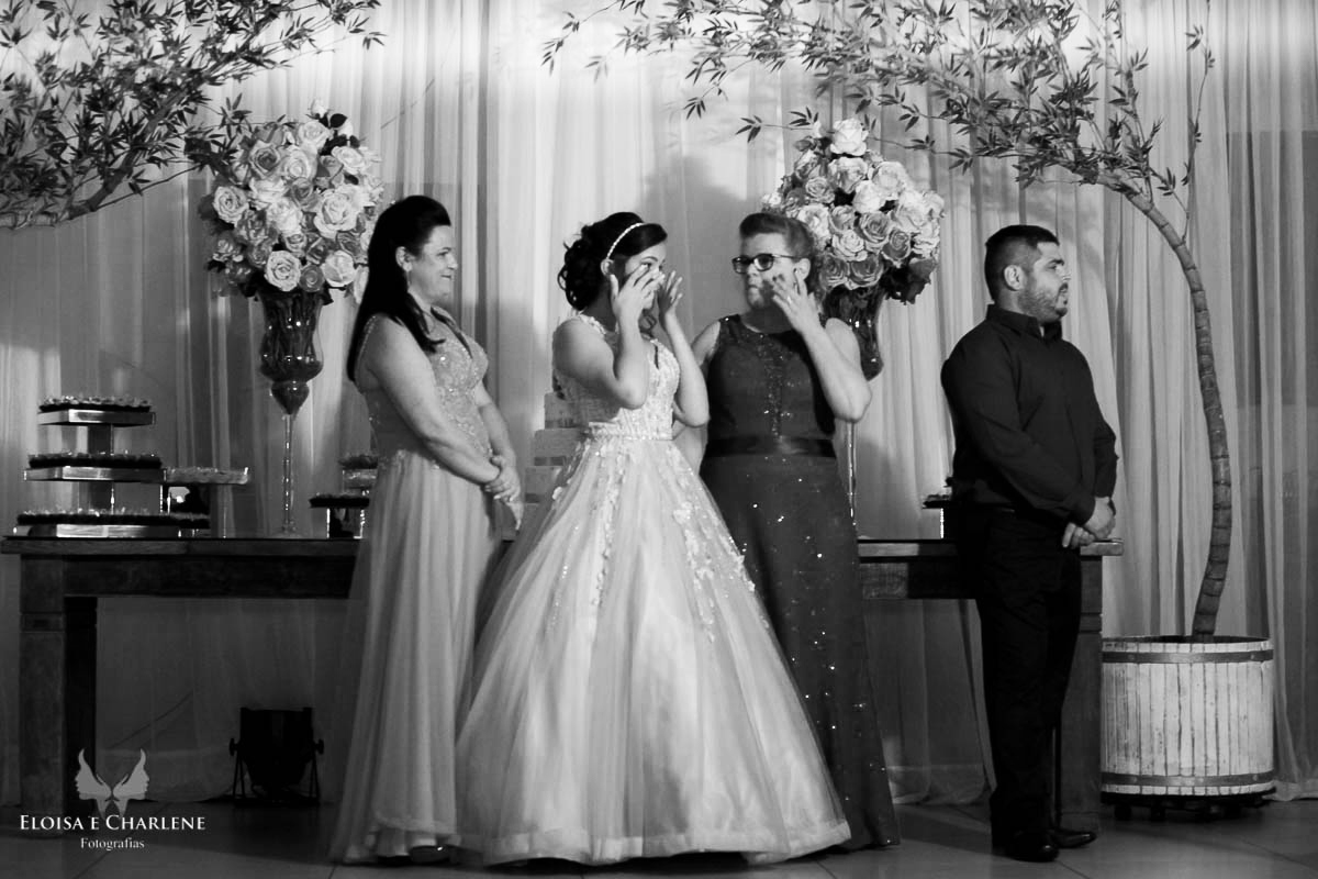 Parkolor fotografias
Gravataí, Glorinha, Santo Antônio
evento 15 anos, ensaio externo, vestido azul com renda e rosa, emoção, família completa, netos, ternos, vestidos, filmagem, drone, foto