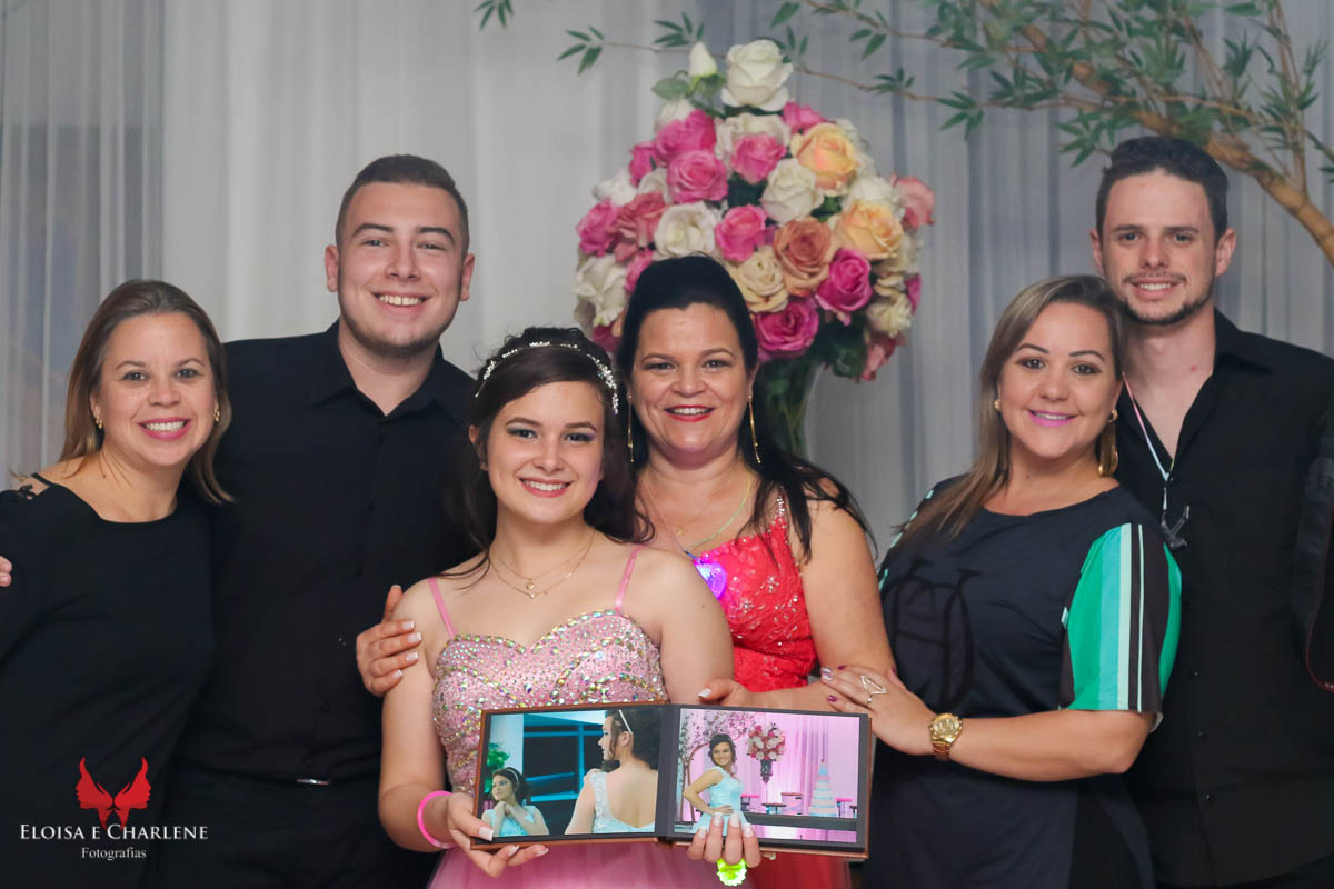 Parkolor fotografias
Gravataí, Glorinha, Santo Antônio
evento 15 anos, ensaio externo, vestido azul com renda e rosa, emoção, balada, festa, compacto, brinde da empresa Parkolor, família completa, netos, ternos, vestidos, filmagem, drone, foto