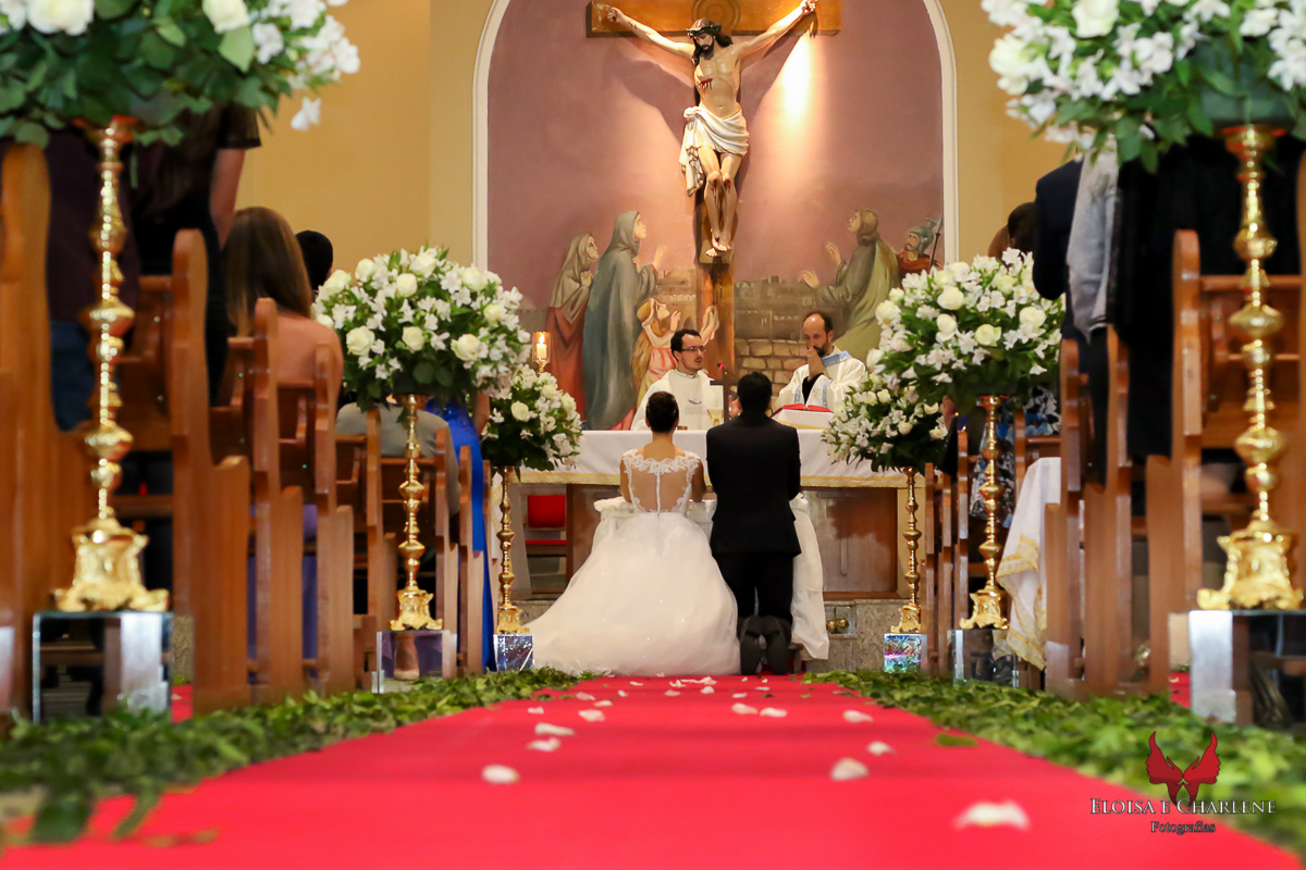 Parkolor fotografias
Gravataí, Glorinha, Santo Antônio
casamento, foto na igreja com flores brancas, de joelhos no altar, pétalas no caminho, família completa, netos, ternos, vestidos, filmagem, drone, foto