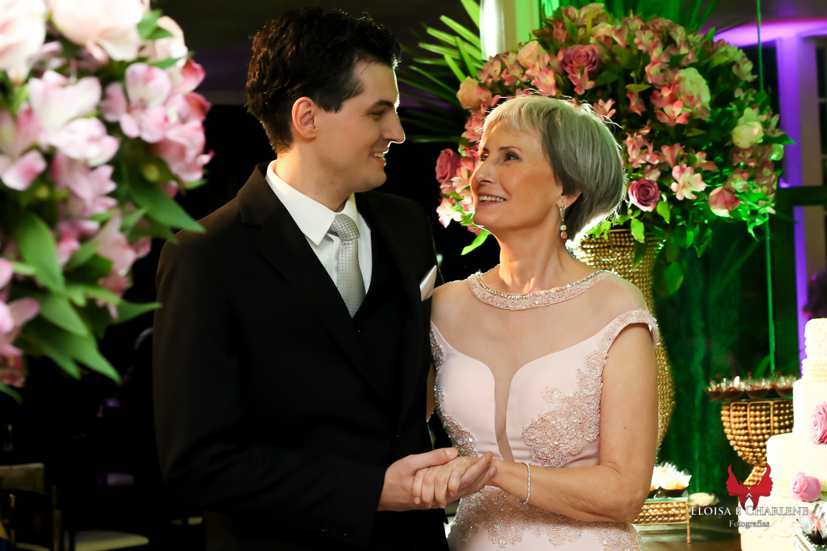 Parkolor fotografias
Gravataí, Glorinha, Santo Antônio
casamento, noivo com a mae na decoração, flores brancas, família completa, netos, ternos, vestidos, filmagem, drone, foto