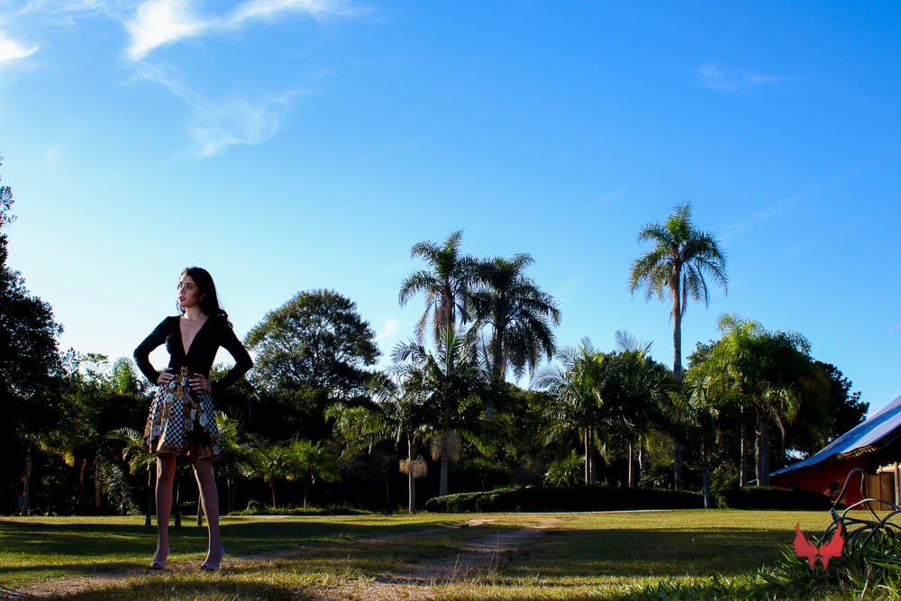 Parkolor fotografias
Gravataí, Glorinha, Santo Antônio
ensaio 15 anos, ensaio externo, vestido preto de  veludo, foto com paisagem, coqueiro,céu azul, 