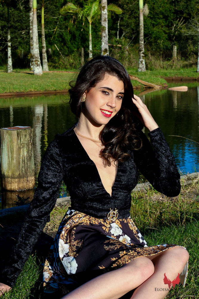 Parkolor fotografias
Gravataí, Glorinha, Santo Antônio
ensaio 15 anos, ensaio externo, vestido preto, lago verde no fundo, pose sorrindo com cabelo cacheado