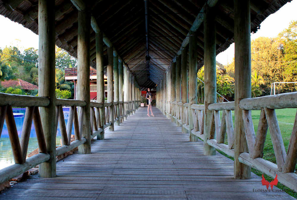 Parkolor fotografias
Gravataí, Glorinha, Santo Antônio
ensaio 15 anos, ensaio externo, foto no corredor de madeira, ponte rustica no hotel