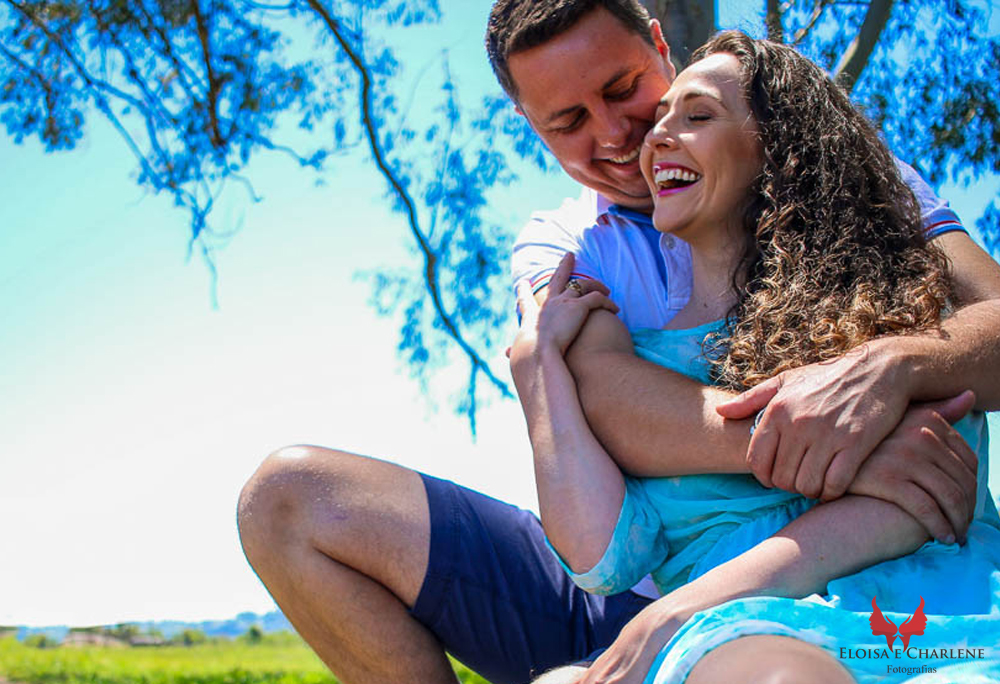 Parkolor fotografias
Gravataí, Glorinha, Santo Antônio
ensaio casamento, ensaio externo, pose amorosa com sorriso no rosto, vestido azul com paisagem linda no fundo