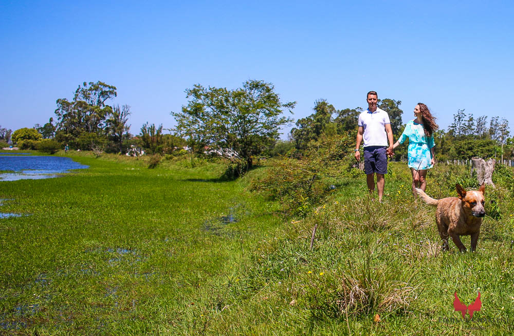 Parkolor fotografias
Gravataí, Glorinha, Santo Antônio
ensaio casamento, ensaio externo, cachorro na foto, noivos caminhando alegres, look leve 