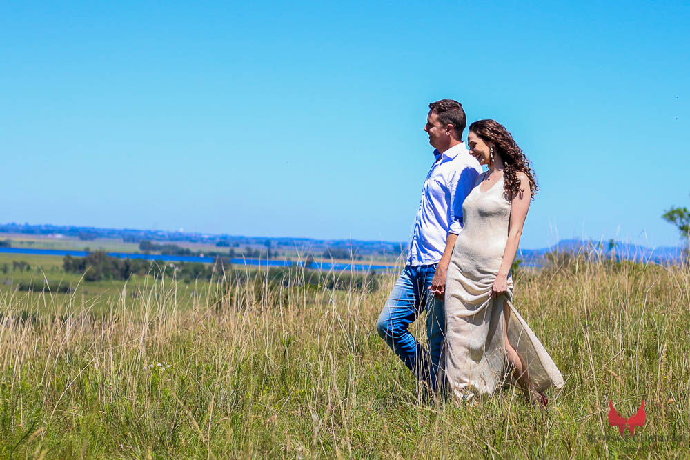 Parkolor fotografias
Gravataí, Glorinha, Santo Antônio
ensaio casamento, ensaio externo, 
vestido linho longo com camisa social, campo verde, paisagem com céu, sorriso, cabelos ondulados