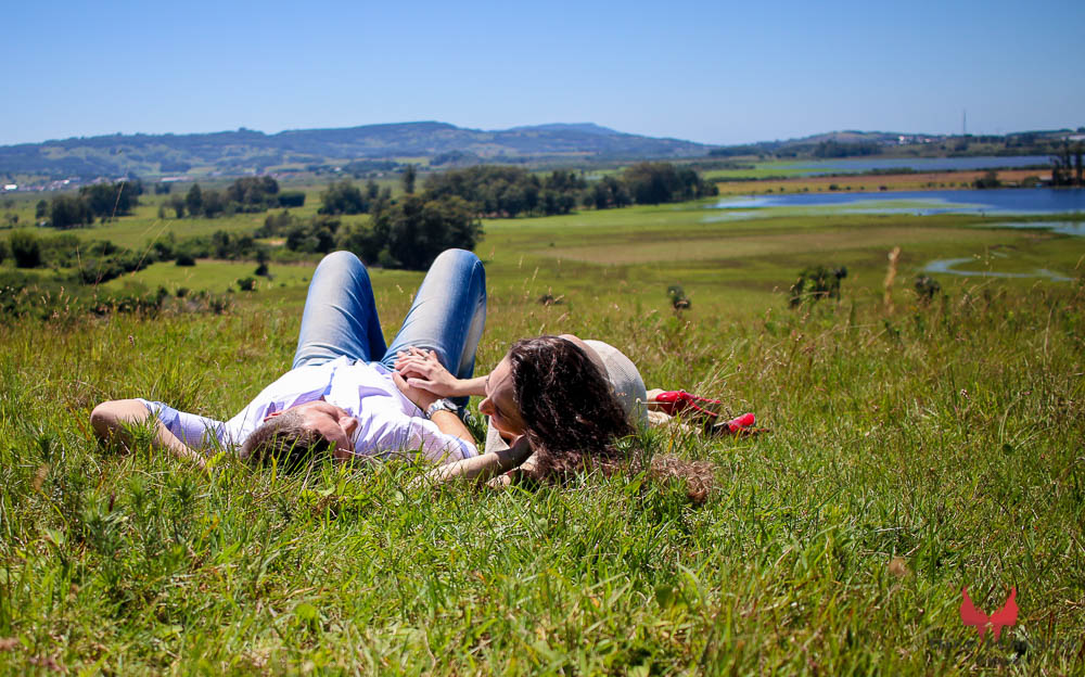 Parkolor fotografias
Gravataí, Glorinha, Santo Antônio
ensaio casamento, ensaio externo, 
pose deitado na grama com flores e paisagem ao fundo, noivos se olhando, foto de drone 