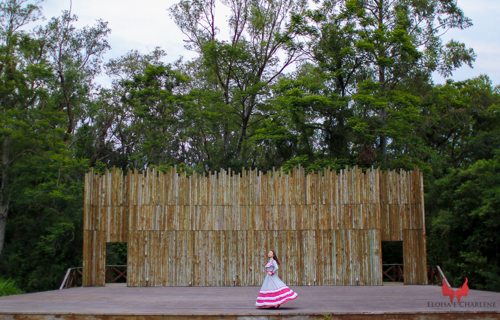 Parkolor fotografias
Gravataí, Glorinha, Santo Antônio
15 anos, ensaio de 15 anos, casa destruída rustica, vestido de prenda rodando  