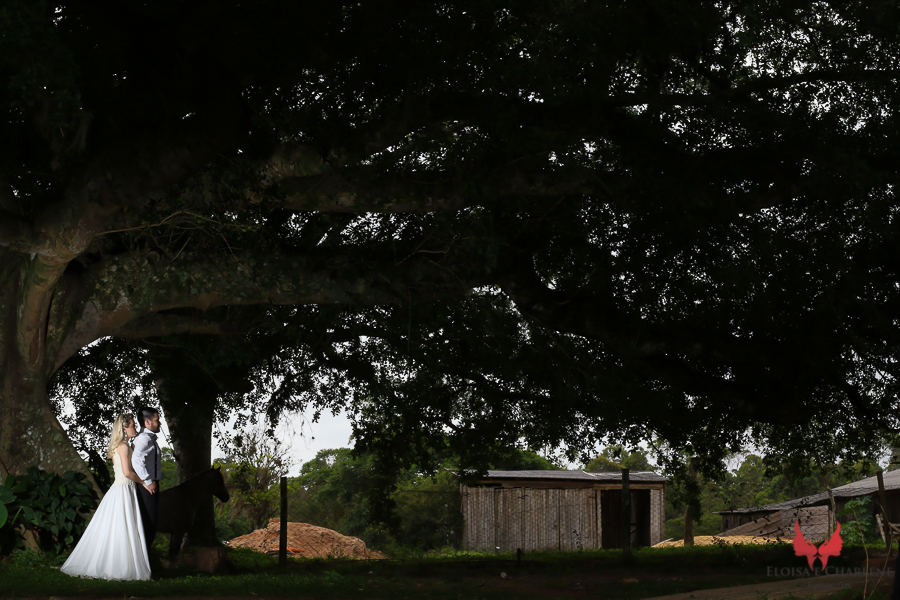 Parkolor fotografias
Gravataí, Glorinha, Santo Antônio
Casamento, ensaio dos noivos, arvore no fundo, noivos se abraçando, casinha antiga  