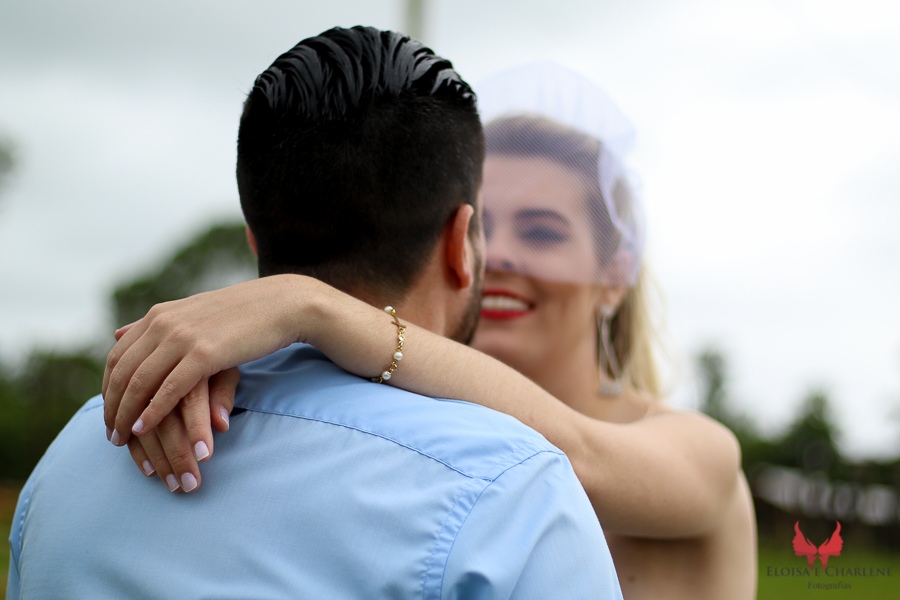 Parkolor fotografias
Gravataí, Glorinha, Santo Antônio
Casamento, ensaio dos noivos, pose braços no pescoço do noivo, sorriso no rosto, batom vermelho, vestido, camisa azul claro