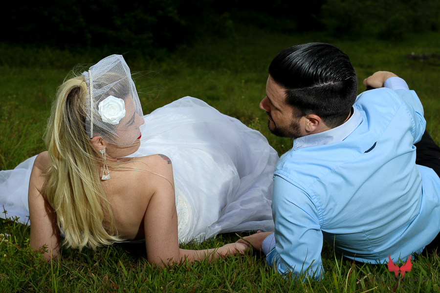 Parkolor fotografias
Gravataí, Glorinha, Santo Antônio
Casamento, ensaio dos noivos, pose deitados na grama com as mãos dadas, flor na cabeça,véu 