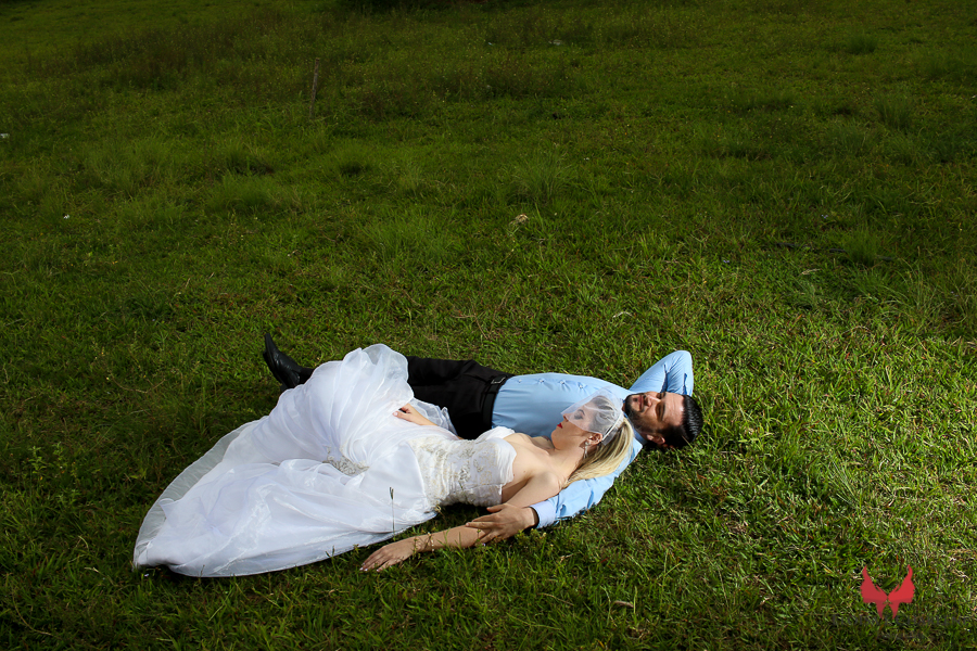 Parkolor fotografias
Gravataí, Glorinha, Santo Antônio
Casamento, ensaio dos noivos, foto de drone deitados na grama, abraçados com carinho