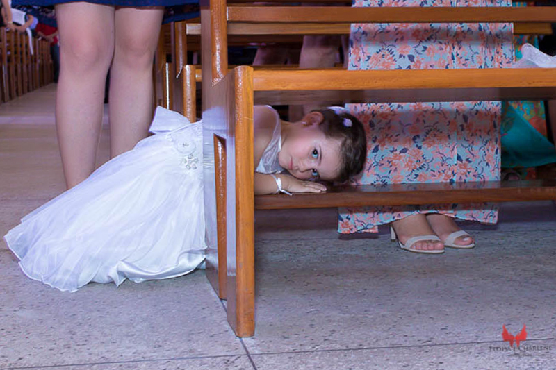 Parkolor fotografias
Gravataí, Glorinha, Santo Antônio
Casamento, daminha brincando na igreja esperando a noiva entrar 