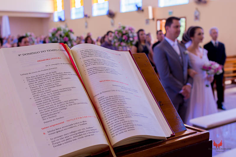 Parkolor fotografias
Gravataí, Glorinha, Santo Antônio
Casamento, bíblia sagrada, noivos emocionados, igreja, convidados, padre, terno cinza 