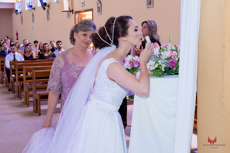 Parkolor fotografias
Gravataí, Glorinha, Santo Antônio
Casamento, noiva agradecendo a Santa, mãe muito emocionada ao fundo da foto