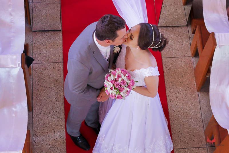 Parkolor fotografias
Gravataí, Glorinha, Santo Antônio
Casamento, hora do beijo na saída da igreja com convidados festejando