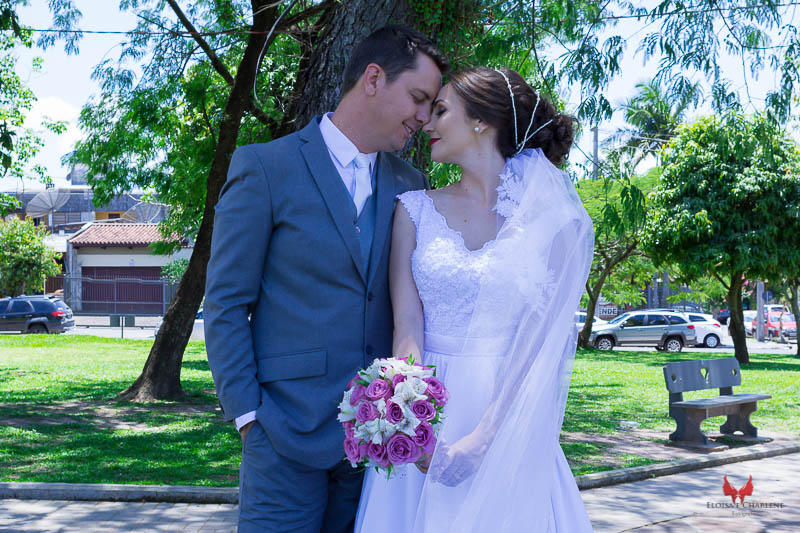 Parkolor fotografias
Gravataí, Glorinha, Santo Antônio
Casamento, noivos muito apaixonados apos o casamento na igreja católica, buque de flores rosas e brancas  