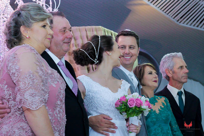 Parkolor fotografias
Gravataí, Glorinha, Santo Antônio
Casamento, cerimonia no salão de festa com familiares ,sorriso,vestido branco com renda, coque elegante com tiara de pedras