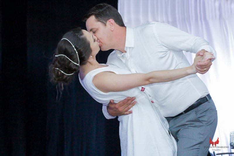 Parkolor fotografias
Gravataí, Glorinha, Santo Antônio
Casamento, beijos do noivos no encerramento da festa