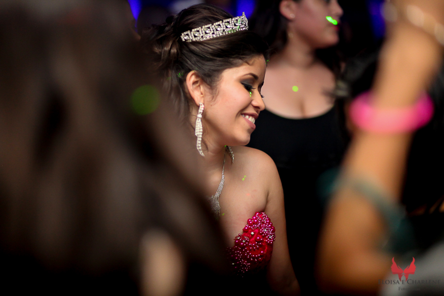 Parkolor fotografias
Gravataí, Glorinha, Santo Antônio
15 anos, foto na balada da debutante sorrindo muito feliz 