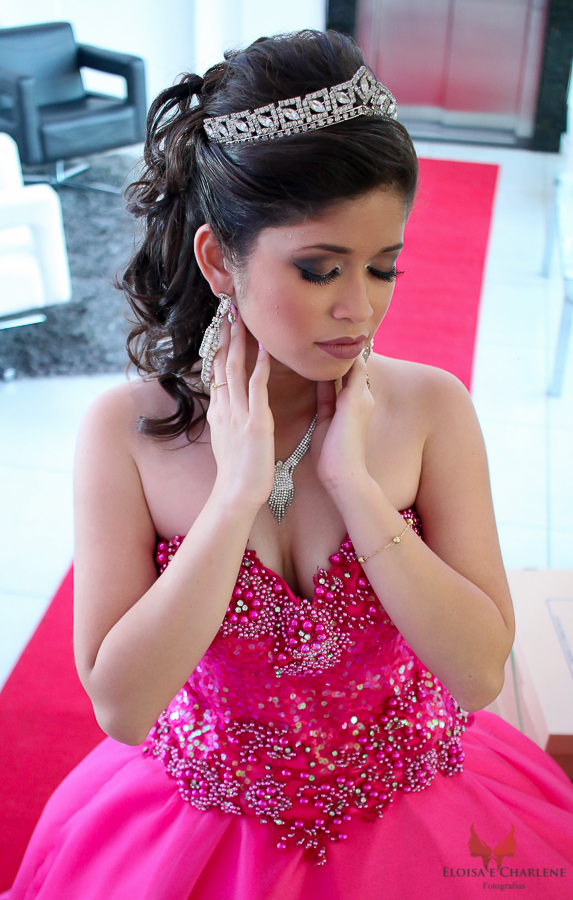 Parkolor fotografias
Gravataí, Glorinha, Santo Antônio
15 anos, pose elegante com as mãos no rosto, make brilhosa em tom de nude, colar de diamantes