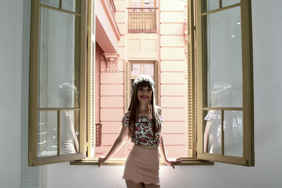 Parkolor fotografias
Gravataí, Glorinha, Santo Antônio
15 anos, ensaio no Beira rio, foto e filmagem, pose na janela com sorriso 