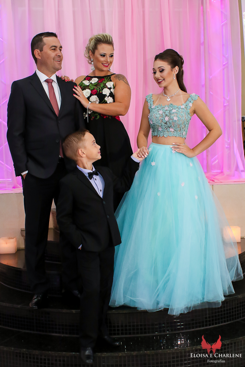Parkolor fotografias
Gravataí, Glorinha, Santo Antônio
15 anos, debutante, foto e filmagem,
pose com a família,vestido azul e crooped rendado
