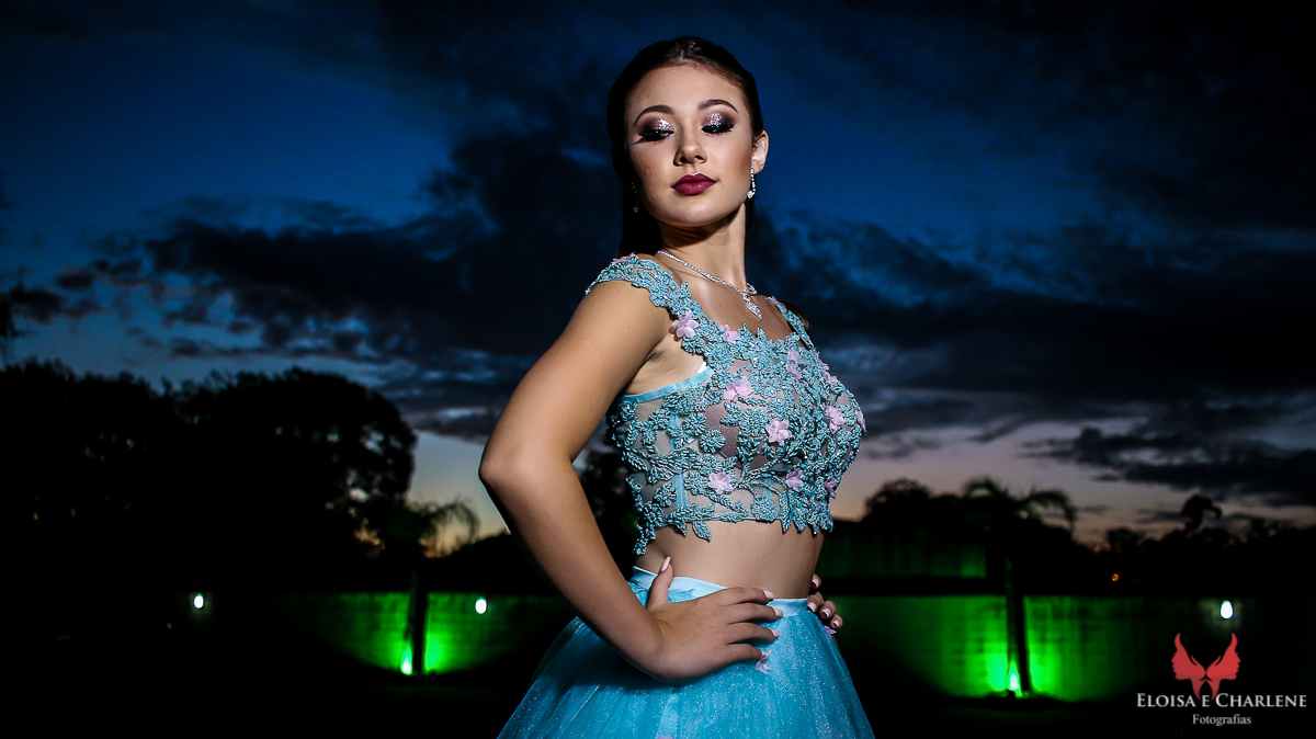 Parkolor fotografias
Gravataí, Glorinha, Santo Antônio
15 anos, debutante fazendo pose a noite, foto e filmagem, luzes verdes ao fundo