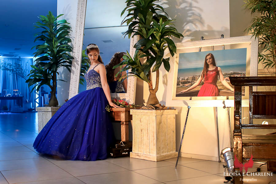 Parkolor fotografias
Gravataí, Glorinha, Santo Antônio
15 anos, debutante com vestido azul rodado com brilhos na entrada do salão