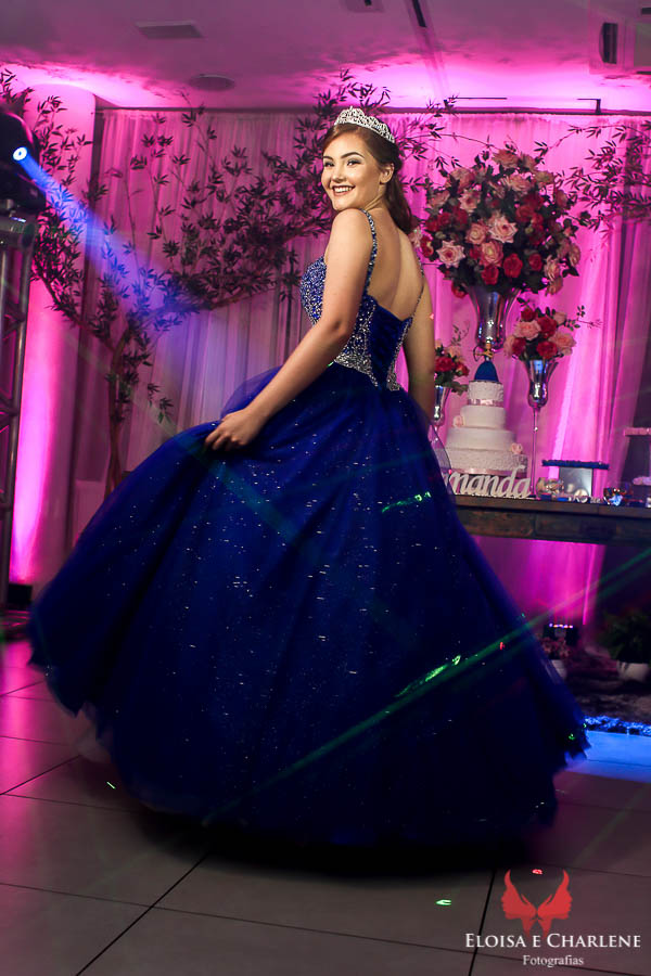 Parkolor fotografias
Gravataí, Glorinha, Santo Antônio
15 anos, debutante com vestido azul rodado com brilhos na decoração