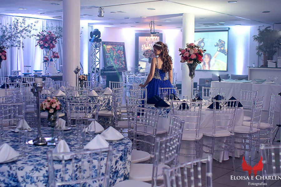 Parkolor fotografias
Gravataí, Glorinha, Santo Antônio
15 anos, debutante com vestido azul rodado com brilhos, nas mesas decoradas