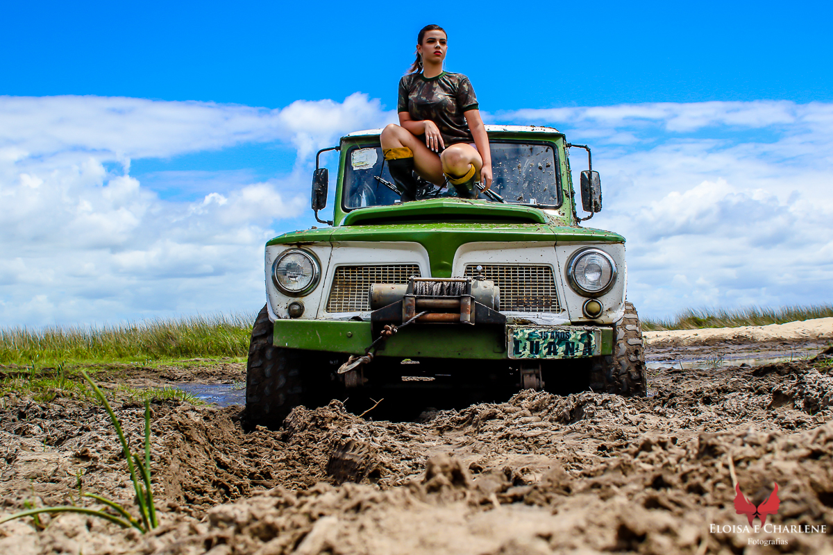 Parkolor fotografias
Gravataí, Glorinha, Santo Antônio
15 anos, ensaio no tuia, foto no jeep
com paisagem e lama,look camuflagem,bota, trança
