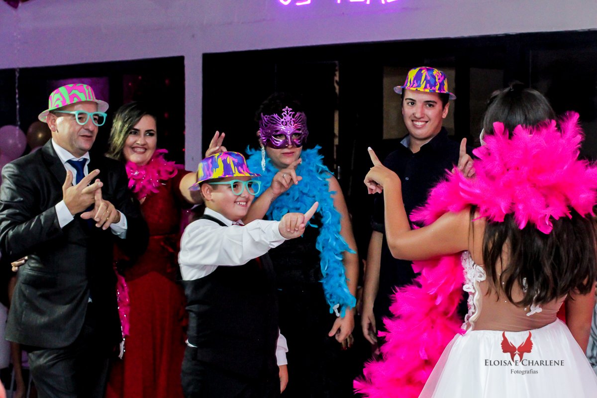 Parkolor fotografias
Gravataí, Glorinha, Santo Antônio
Parkolor fotografias
Gravataí, Glorinha, Santo Antônio
15 anos e Formatura Pedagogia
irmão dançando na balada com pluma rosa e vestido branco curto elegante