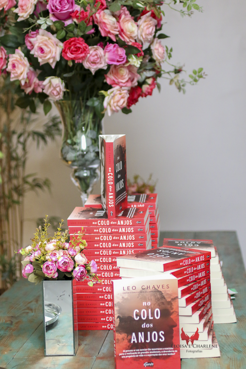 Léo  Chaves assinatura do seu livro, Sindilojas Gravataí, fãs, admiração, palestra, musica, historia de vida, 
livros orgaanizados