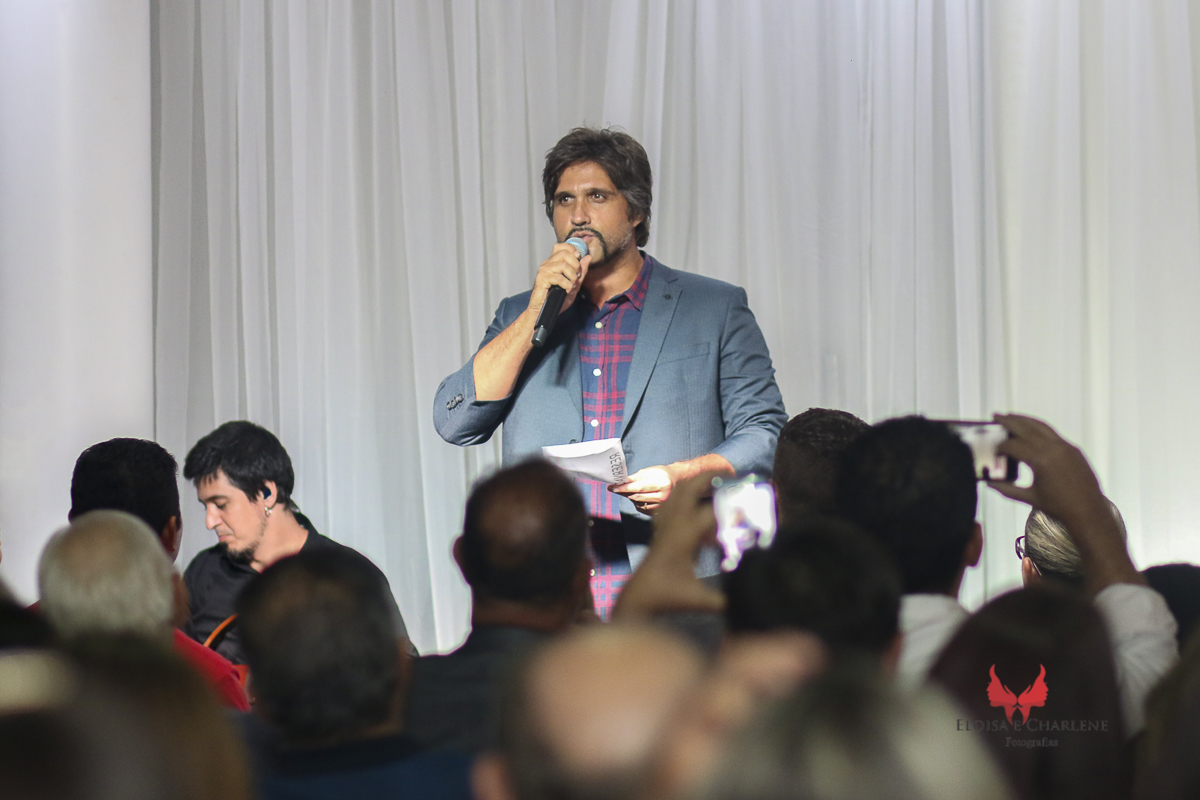 Léo assinatura do seu livro, Sindilojas Gravataí, fãs, admiração, palestra, musica, historia de vida, explicando livro