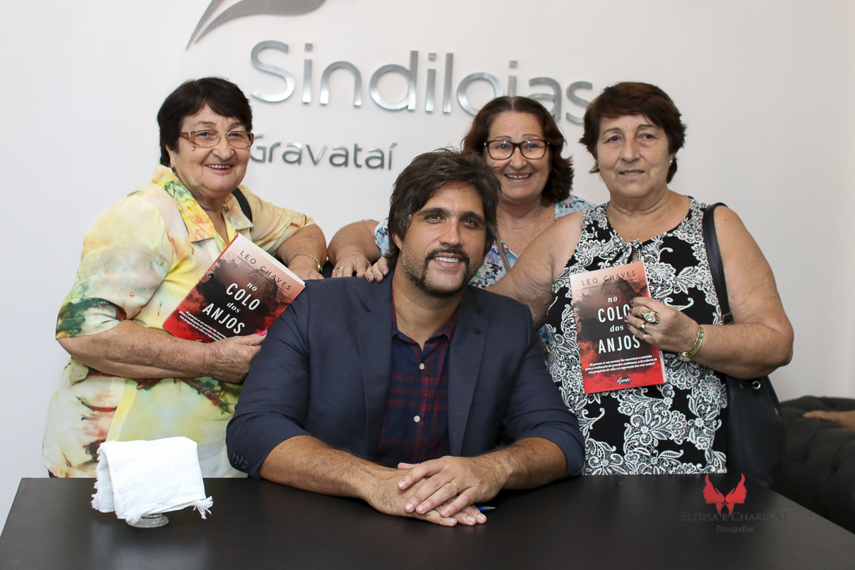 Léo  Chaves assinatura do seu livro, Sindilojas Gravataí, fãs, admiração, palestra, musica, historia de vida, fãs idosas