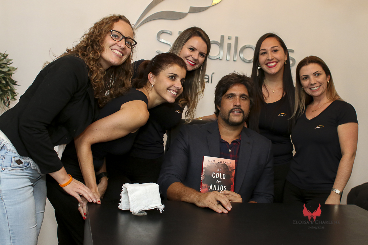 Léo  Chaves assinatura do seu livro, Sindilojas Gravataí, fãs, admiração, palestra, musica, historia de vida, mulheres