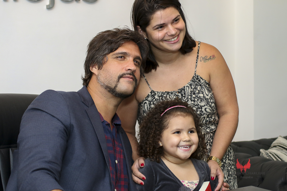 Léo assinatura do seu livro, Sindilojas Gravataí, fãs, admiração, palestra, musica, historia de vida,  alegria no rosto fã mirim 