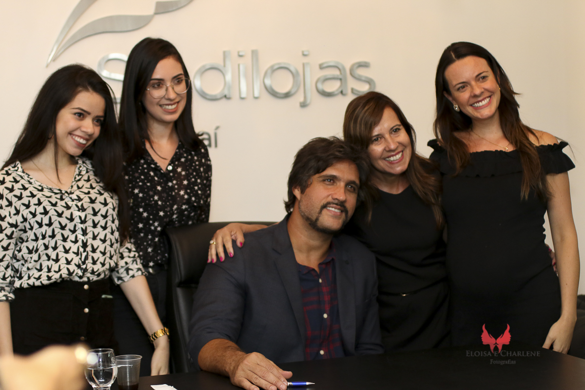 Léo assinatura do seu livro, Sindilojas Gravataí, fãs, admiração, palestra, musica, historia de vida, selfie