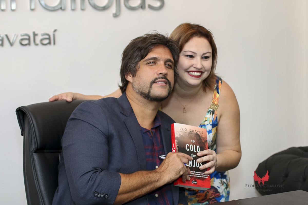 Léo  Chaves assinatura do seu livro, Sindilojas Gravataí, fãs, admiração, palestra, musica, historia de vida.